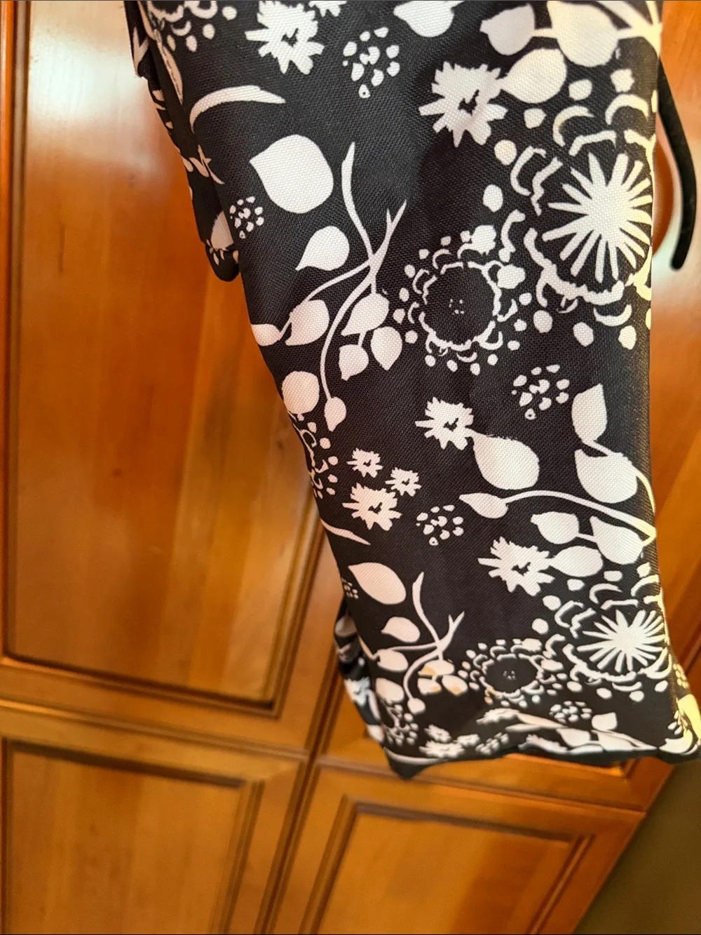 thirty-one Black and White Floral Tote with Front Pockets - Picture 5 of 5